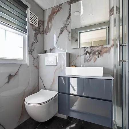 32, Woods, Big Garden, Private Parking , Ac & Privacy! Alpesi faház *