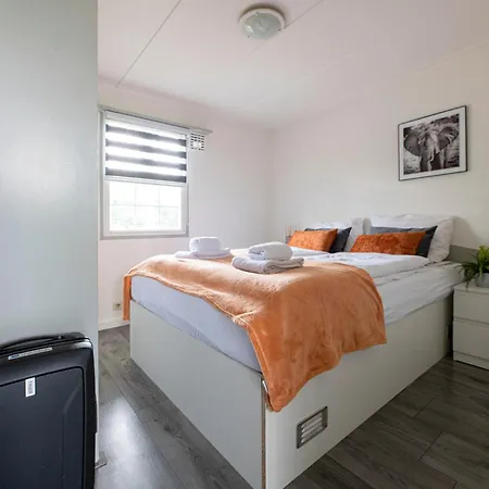 32, Woods, Big Garden, Private Parking , Ac & Privacy! *