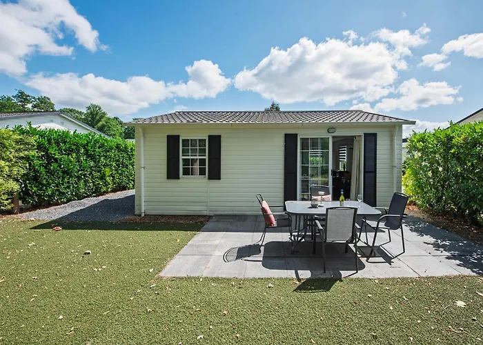 32, Woods, Big Garden, Private Parking , Ac & Privacy! *