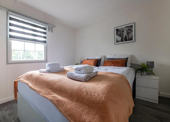 32, Woods, Big Garden, Private Parking , Ac & Privacy! Σαλέ *