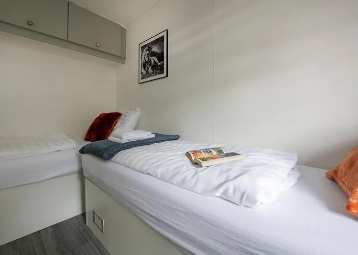 32, Woods, Big Garden, Private Parking , Ac & Privacy! *