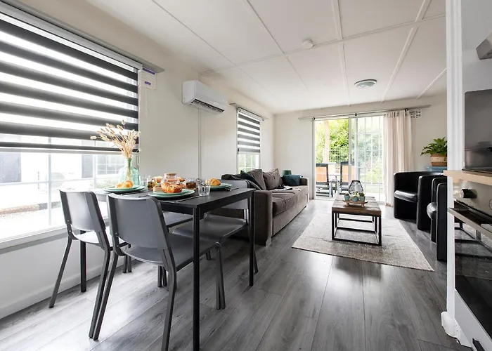 32, Woods, Big Garden, Private Parking , Ac & Privacy!