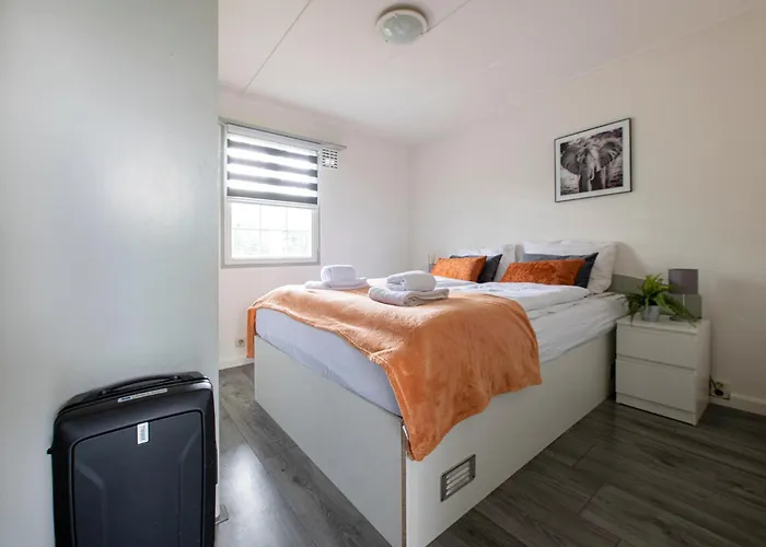 32, Woods, Big Garden, Private Parking , Ac & Privacy! *