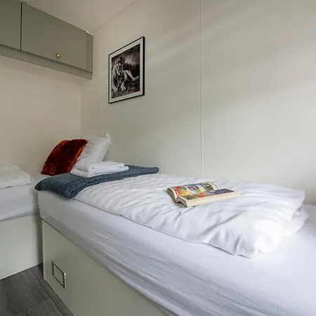 32, Woods, Big Garden, Private Parking , Ac & Privacy! *