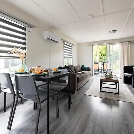 32, Woods, Big Garden, Private Parking , Ac & Privacy!